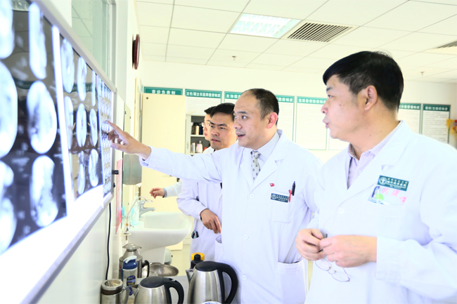 集体阅片,讨论病例