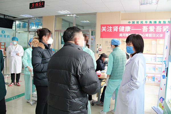 郎府义诊-主任与患者亲切交流.jpg 郎府义诊-主任与患者亲切交流.jpg